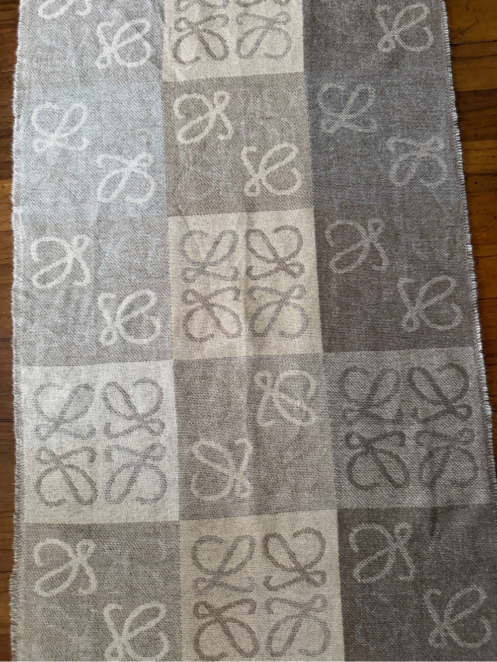 Loewe Beige Two-Tone Logo Cashmere Throw/Shawl Scarf. - Picture 6 of 16